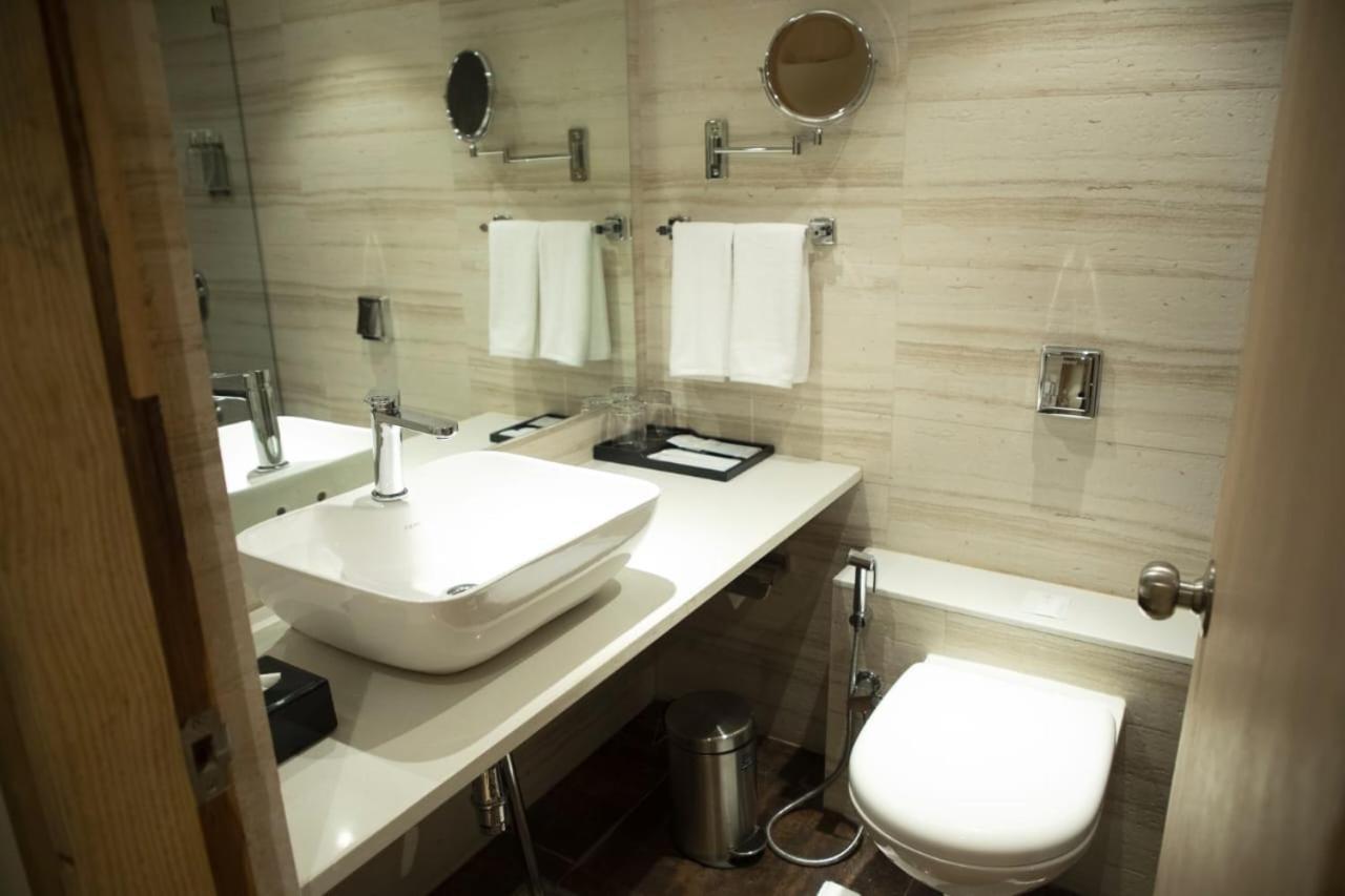 Regenta Central Harsha Vapi Pārdi Екстериор снимка