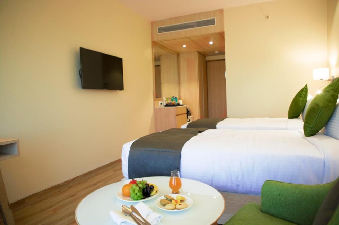 Regenta Central Harsha Vapi Pārdi Екстериор снимка