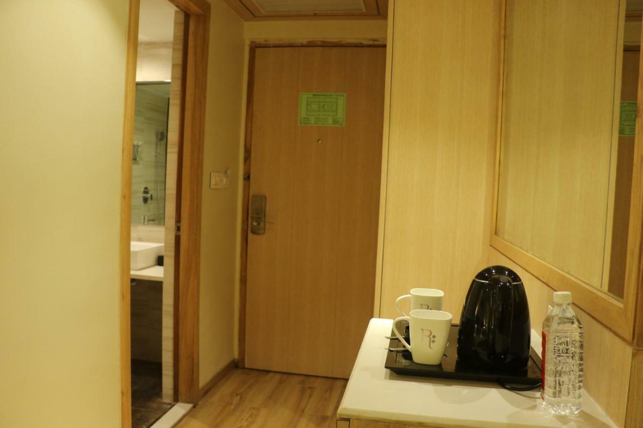 Regenta Central Harsha Vapi Pārdi Екстериор снимка